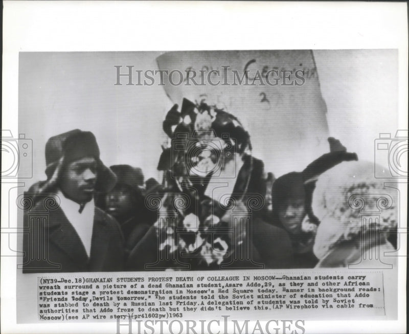 Load image into Gallery viewer, 1963 Press Photo Ghanaian students protest death of student Asare Addo in Moscow
