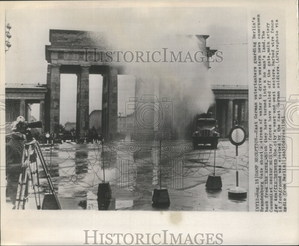 1961 Press Photo East Germans guarding Brandenburg gate shoot water to newsmen- Historic Images