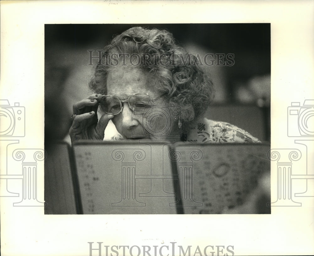 1984 Press Photo Eulalie Bruno scans her bingo cards for a number winner- Historic Images