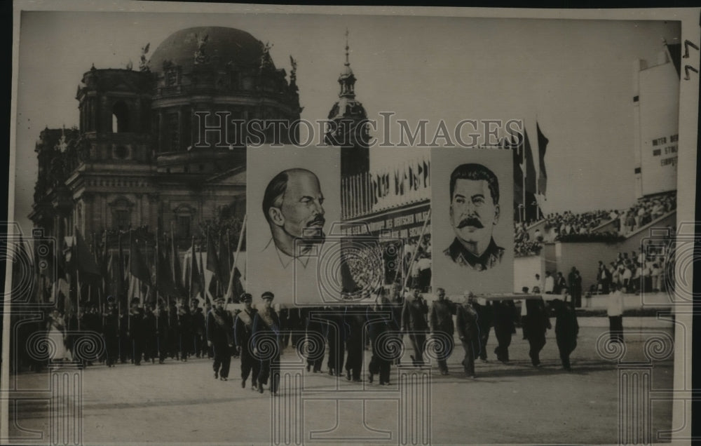 1952 Press Photo East Berlin communists march in Marx-Engels Squre - noa36518