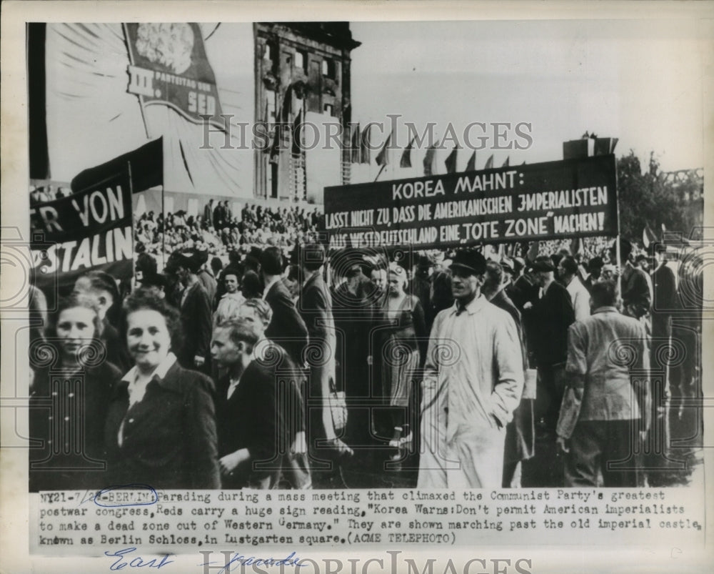 1950 Press Photo East Berlin parade in Berlin Schloss, Lustgarten squae