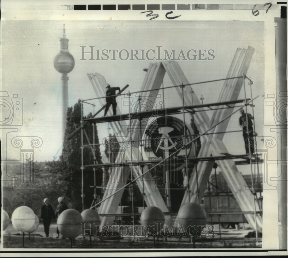 1969 Press Photo Workers in East Berlin erect Communist emblem &amp; &quot;XX&quot; sign- Historic Images