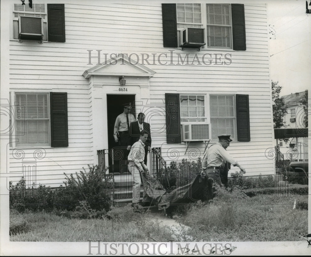 1969 Press Photo Police removing the murdered body of Edward L. Berthelson