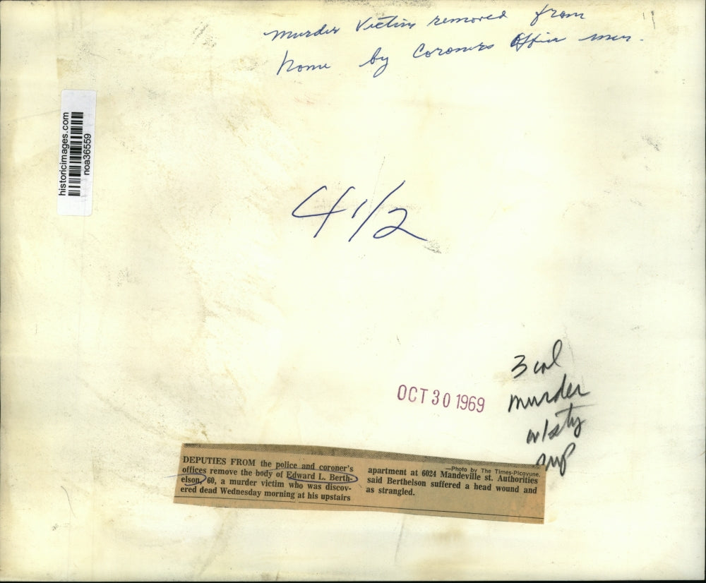 1969 Press Photo Police removing the murdered body of Edward L. Berthelson