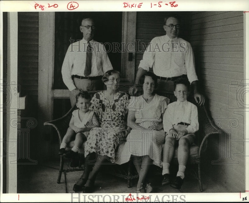 Load image into Gallery viewer, 1935 Press Photo Henry and Alberta Bermingham, with sons &amp; family in New Orleans
