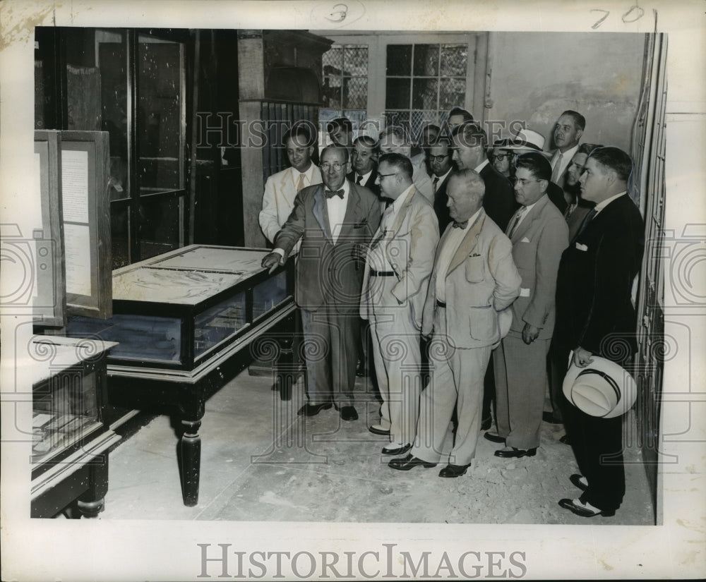 1952 Press Photo Foreman Milton deBen,Orleans Parish Grand Jury toured Cabildo- Historic Images