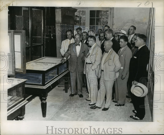 1952 Press Photo Foreman Milton deBen,Orleans Parish Grand Jury toured Cabildo- Historic Images