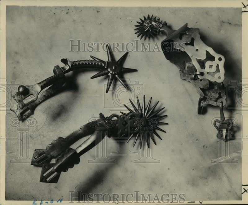 Load image into Gallery viewer, 1949 Press Photo Musician Gustin Wright donates Spurs to Cabildo Museum
