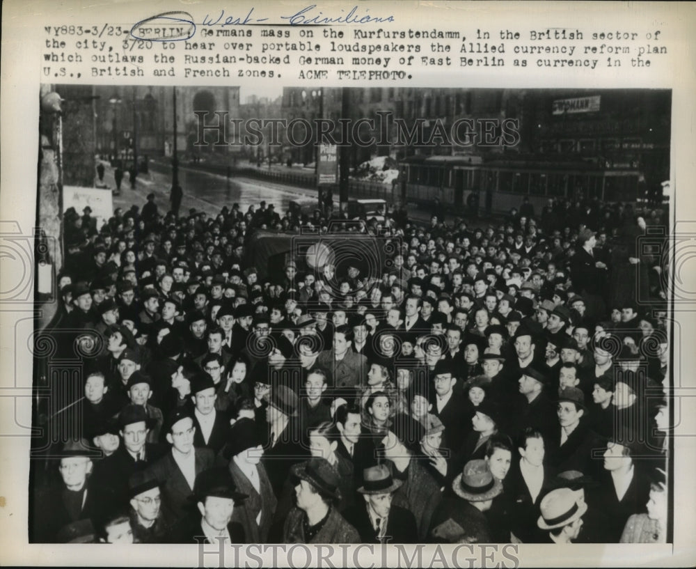 1949 Press Photo West Berlin residents listen to the Allied currency reform plan- Historic Images