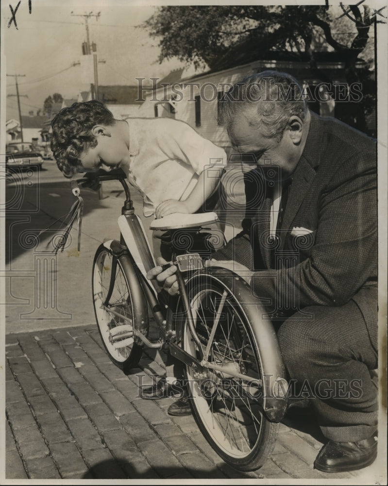 1964 Press Photo Victor Climino of the Juvenile Bureau Attaches a Bicycle Tag- Historic Images