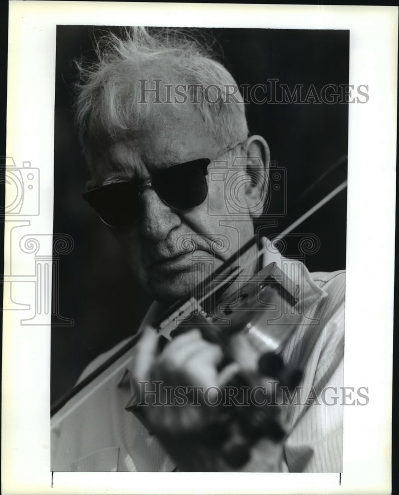 1992 Press Photo Violin Maker Robert Berchenough Plays on the Mississippi River- Historic Images