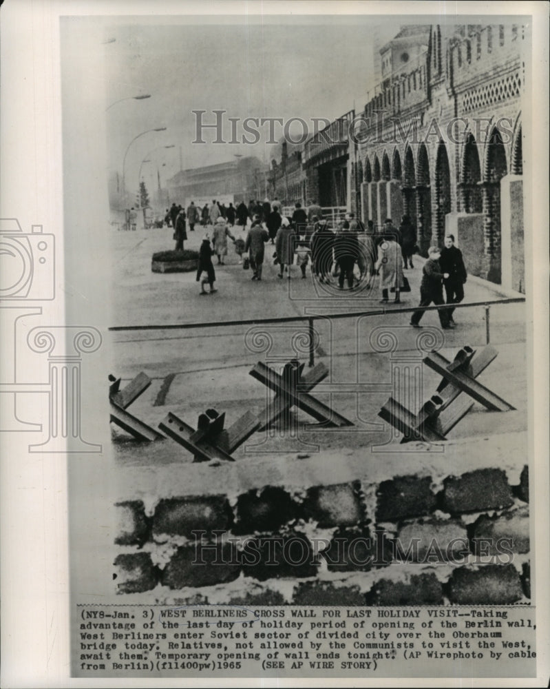1965 Press Photo West Berliners enter Soviet sector over the Oberbaum bridge