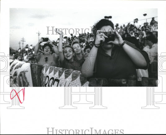 1992 Press Photo Fans watch Michael Bolton's game at University of New Orleans- Historic Images
