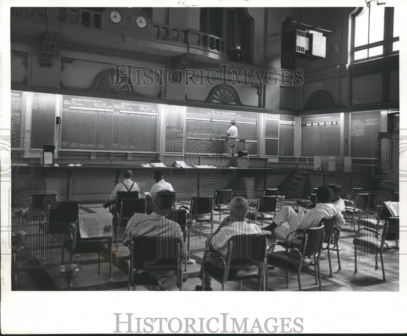 Load image into Gallery viewer, 1955 Press Photo Businessmen Sitting In Central Trade Room in the Board of Trade
