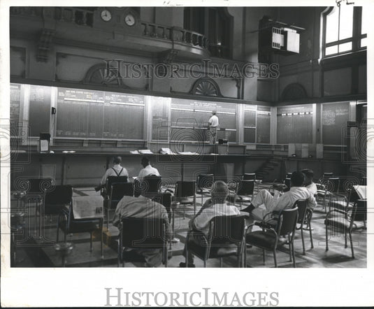 1955 Press Photo Businessmen Sitting In Central Trade Room in the Board of Trade