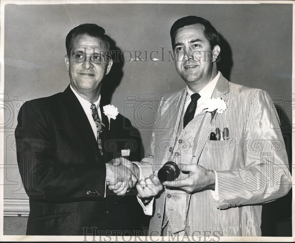 1967 Press Photo New and retiring presidents Frank Bertucci &amp; John R. Simmons Jr- Historic Images