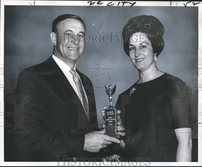 Load image into Gallery viewer, 1967 Press Photo Mrs. Mary Bertrand, Agnes Delery Award receiver &amp; Milton Landry

