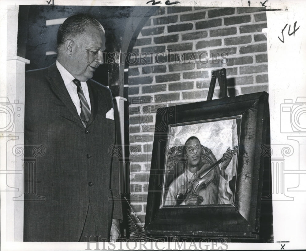 1966 Press Photo Durel Black, president of Jazz Museum, views work by P Steegman