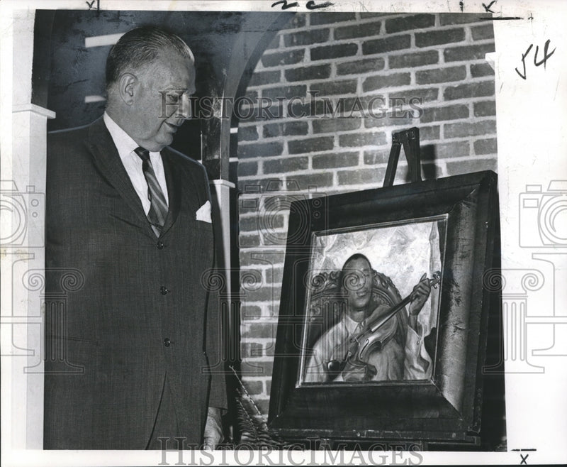 Load image into Gallery viewer, 1966 Press Photo Durel Black, president of Jazz Museum, views work by P Steegman
