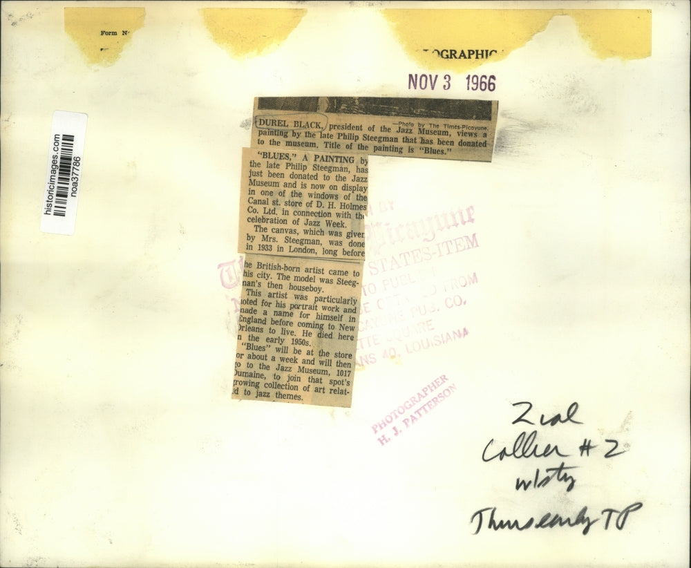 1966 Press Photo Durel Black, president of Jazz Museum, views work by P Steegman