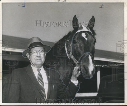 1963 Press Photo Captain Quick & its owner Capt. Eddie Bisso at Jefferson Downs- Historic Images