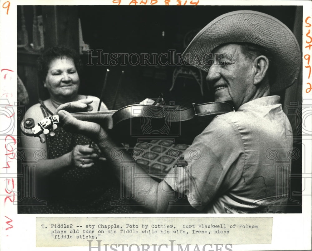 1983 Press Photo Curt Blackwell with his wife plays old tune on his fiddle - Historic Images