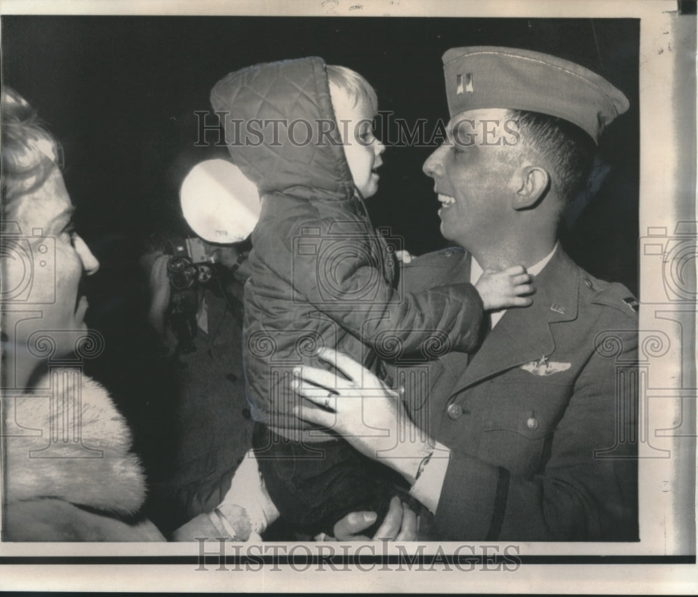 1968 Press Photo Air Force Captain John David Black in San Antonio with Family