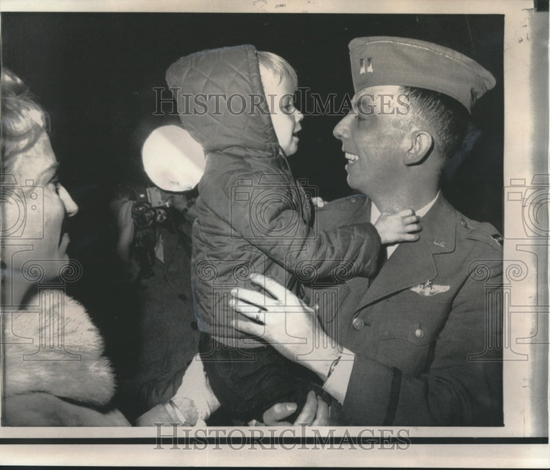 Load image into Gallery viewer, 1968 Press Photo Air Force Captain John David Black in San Antonio with Family
