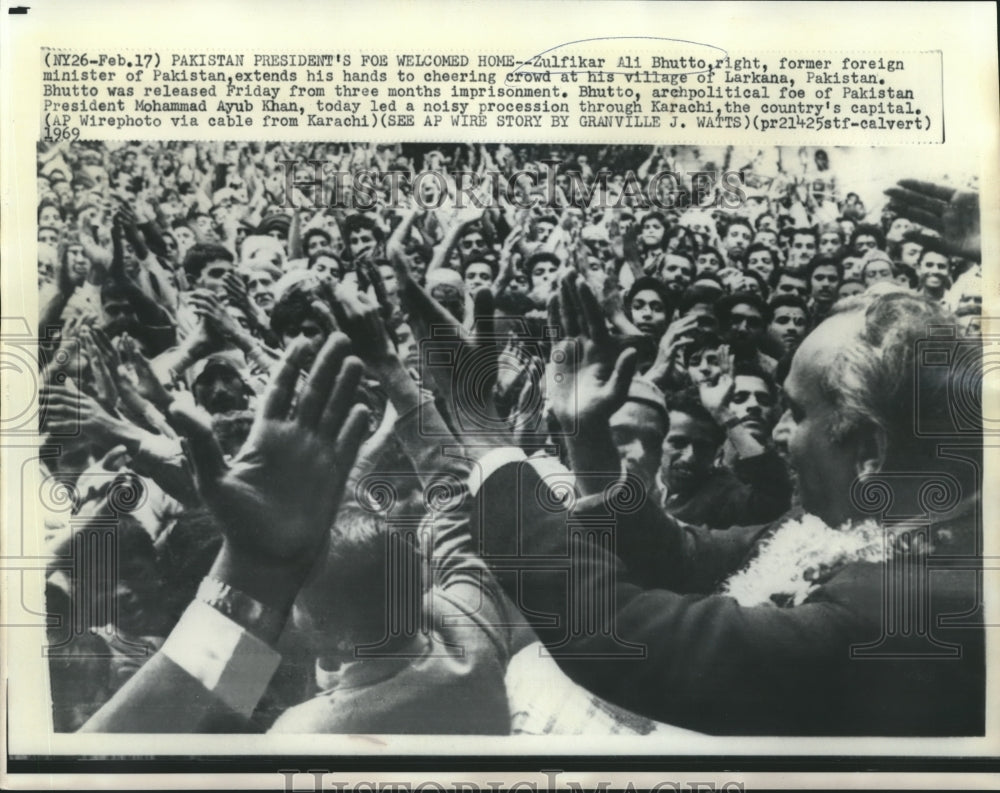 1969 Press Photo Former Foreign Minister Zulfikar Ali Bhutto in Larkana Pakistan- Historic Images