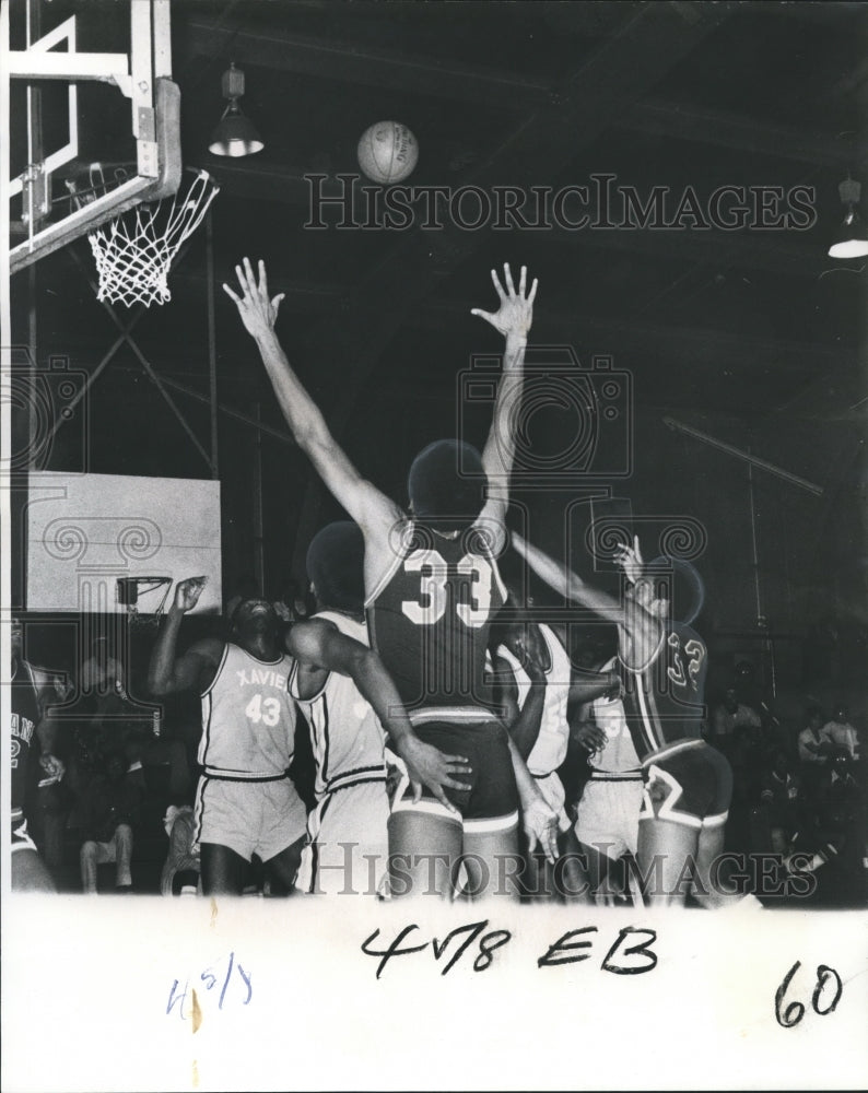 Press Photo Xavier Defender gets close with John Board in Basketball Game- Historic Images