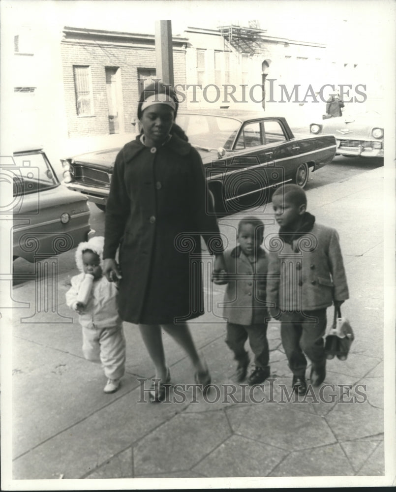 1968 Press Photo Lula Mae Idlet drops her children off at daycare - noa38564- Historic Images