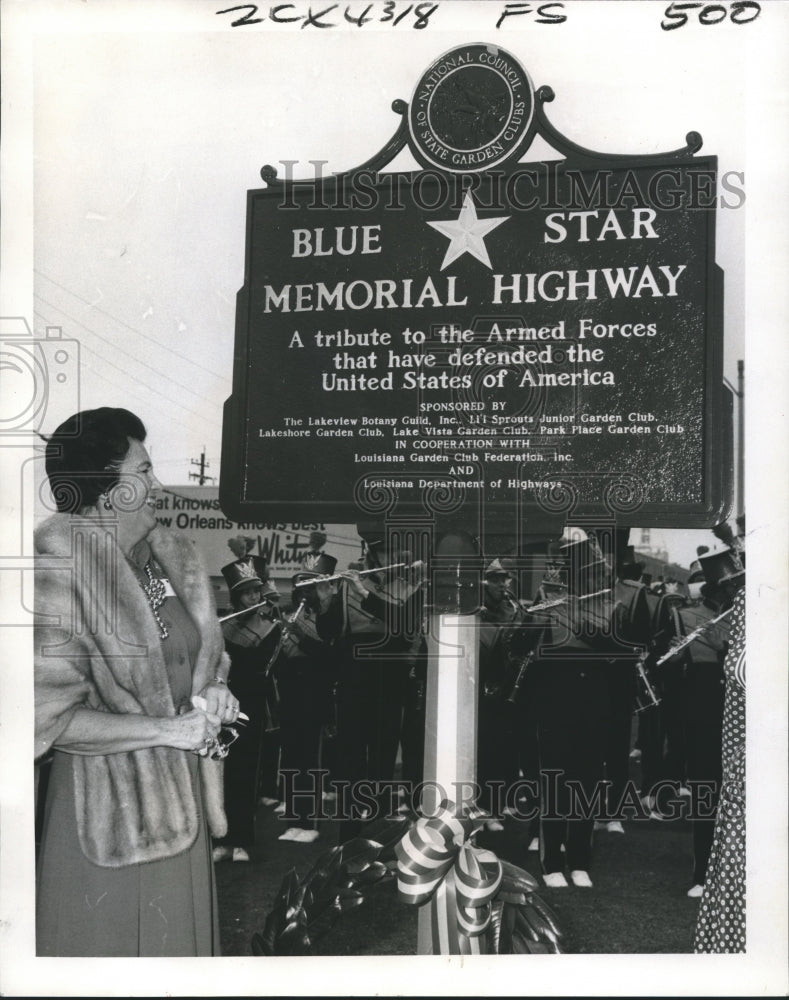 1974 Press Photo Garden Club President Mrs Heaney With Blue Star Memorial Marker- Historic Images