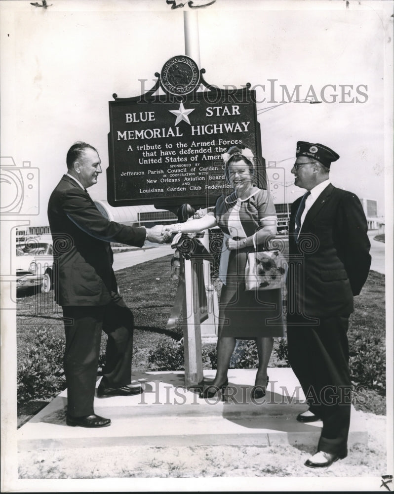 1961 Press Photo Jefferson Parish Council officers unveiled the Blue Star marker- Historic Images