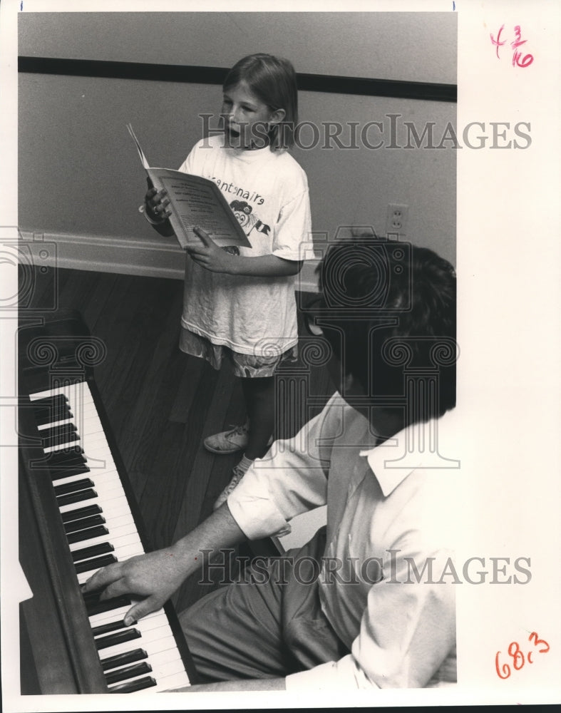 1989 Press Photo Emily Bisset auditions for Jefferson Children&#39;s Chorus- Historic Images