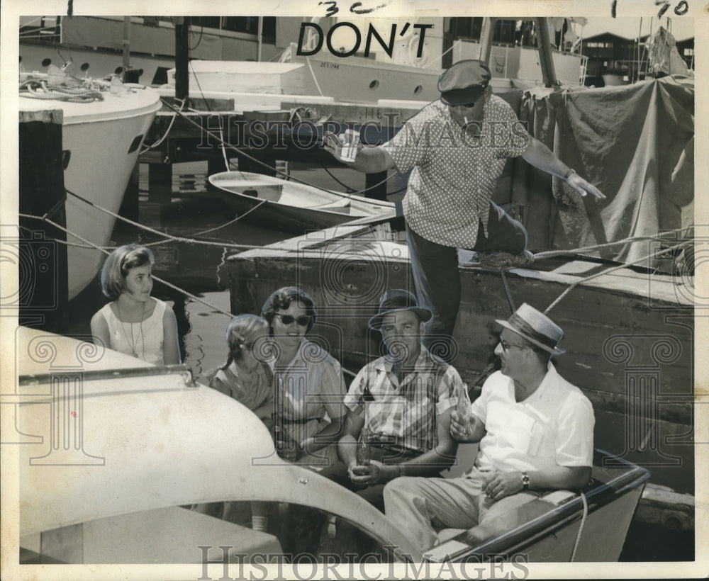 1960 Press Photo A man tries to board an overcrowded boat- Historic Images