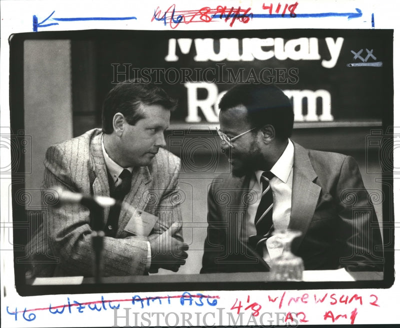 Load image into Gallery viewer, 1985 Press Photo South African Zulu leader Dr. Buthelezi &amp; James Blanchard talk
