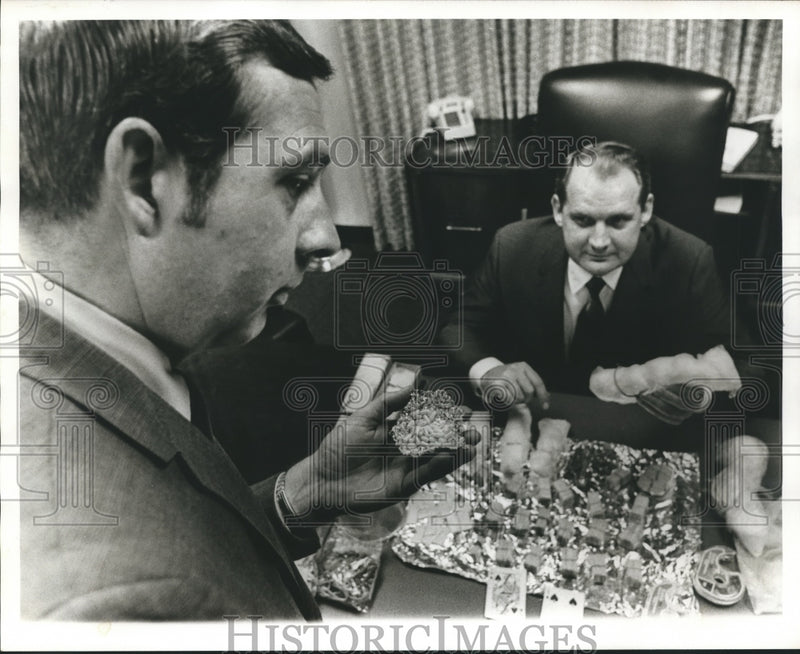 Load image into Gallery viewer, Press Photo Captain Don Reed and Agent James R. Bland - noa39376
