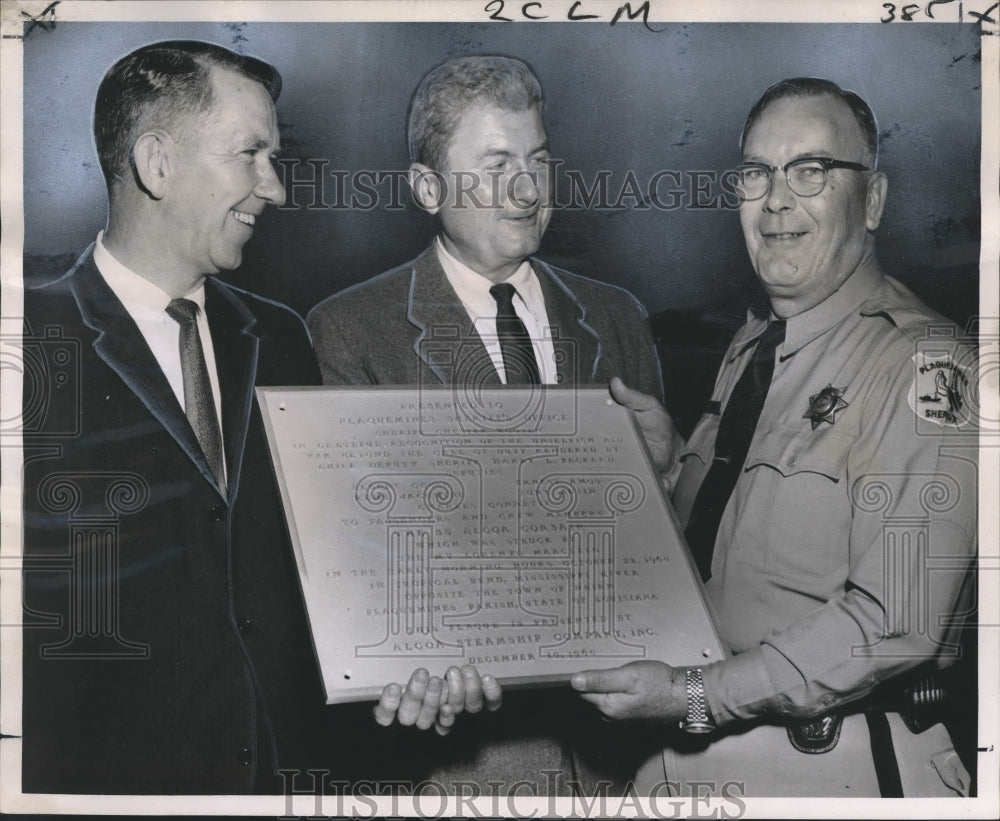 1960 Press Photo Alcoa Steamship Company presents plaque to Deputy Harry Packard- Historic Images