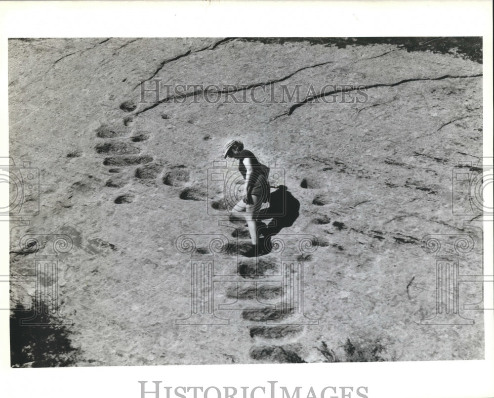  Press Photo Leslie Brodry at Big Kachina Panel,Utah- Historic Images