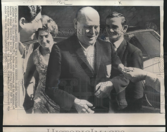 1968 Press Photo Heart transplant patient Dr. Philip Blaiberg talks with newsmen- Historic Images