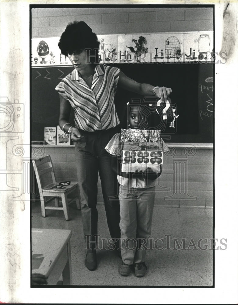  Press Photo Teacher Annie Blin get&#39;s help from a student during French Class- Historic Images