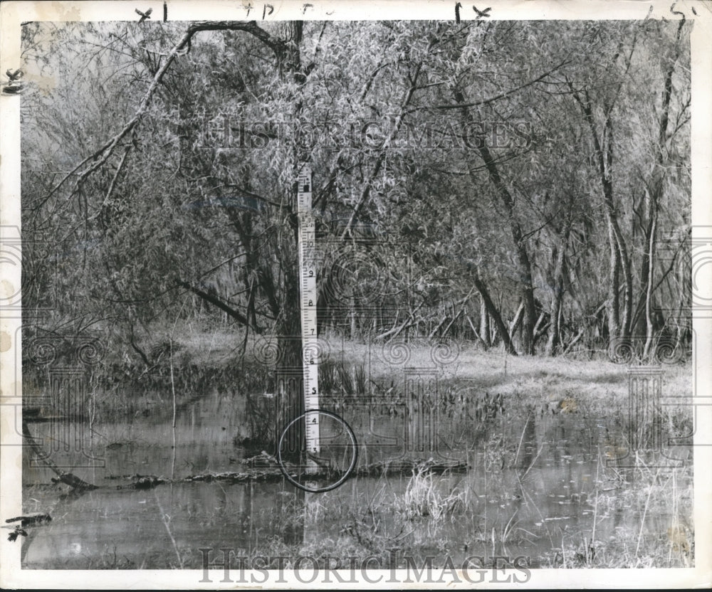 1950 Press Photo Gauge shows water at depth of three feet near end of spillway- Historic Images