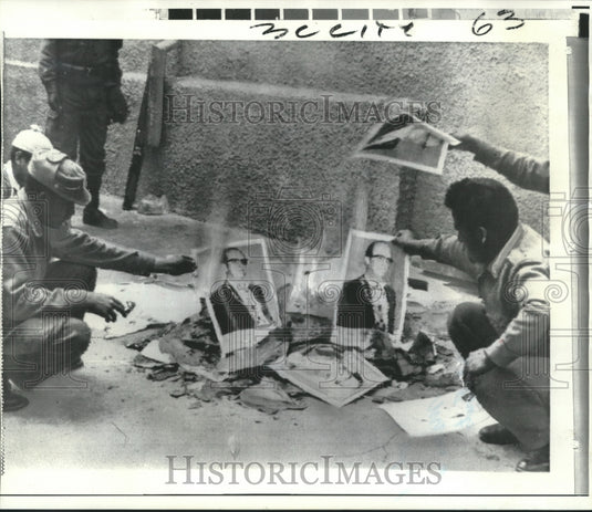 1969 Press Photo Bolivian people burn pictures at the city - noa40391- Historic Images