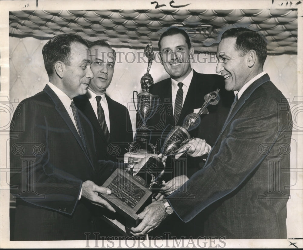 1962 Press Photo Loyola University Alumni present awards to Classes of 1938,1948- Historic Images