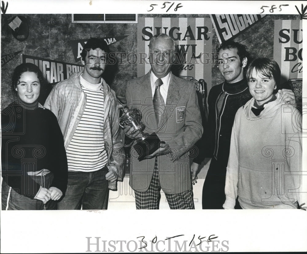 1977 Press Photo John Boebinger presents trophy to Tufts University Sailing Team- Historic Images