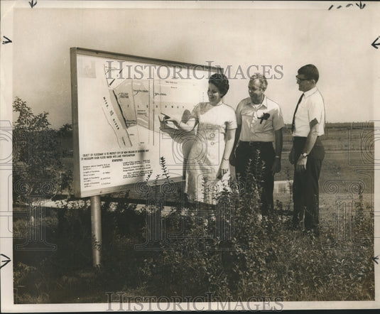 1968 Press Photo Bonnet Carre Spillway Planning Committee Members Reading Sign- Historic Images
