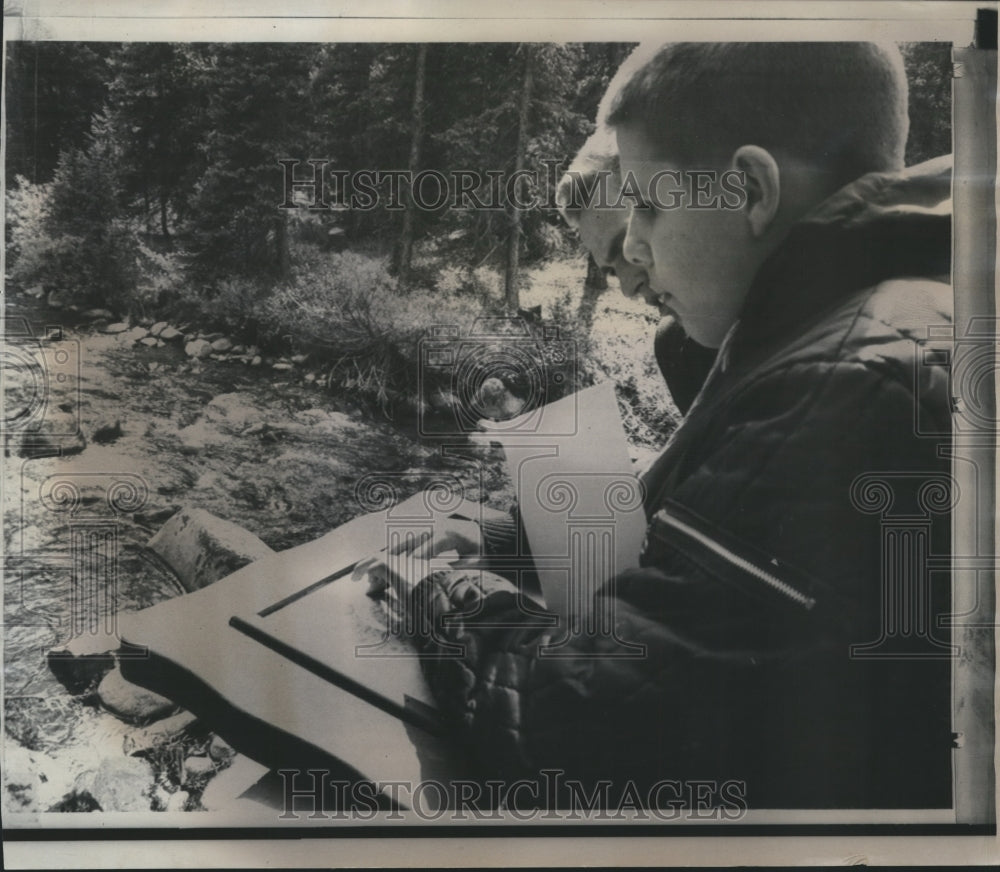 1967 Press Photo Colorado Student Kevin Shields reads Braille on Hiking Trail