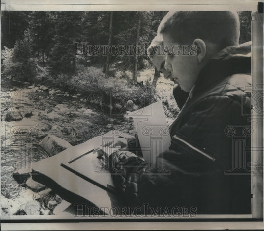 1967 Press Photo Colorado Student Kevin Shields reads Braille on Hiking Trail