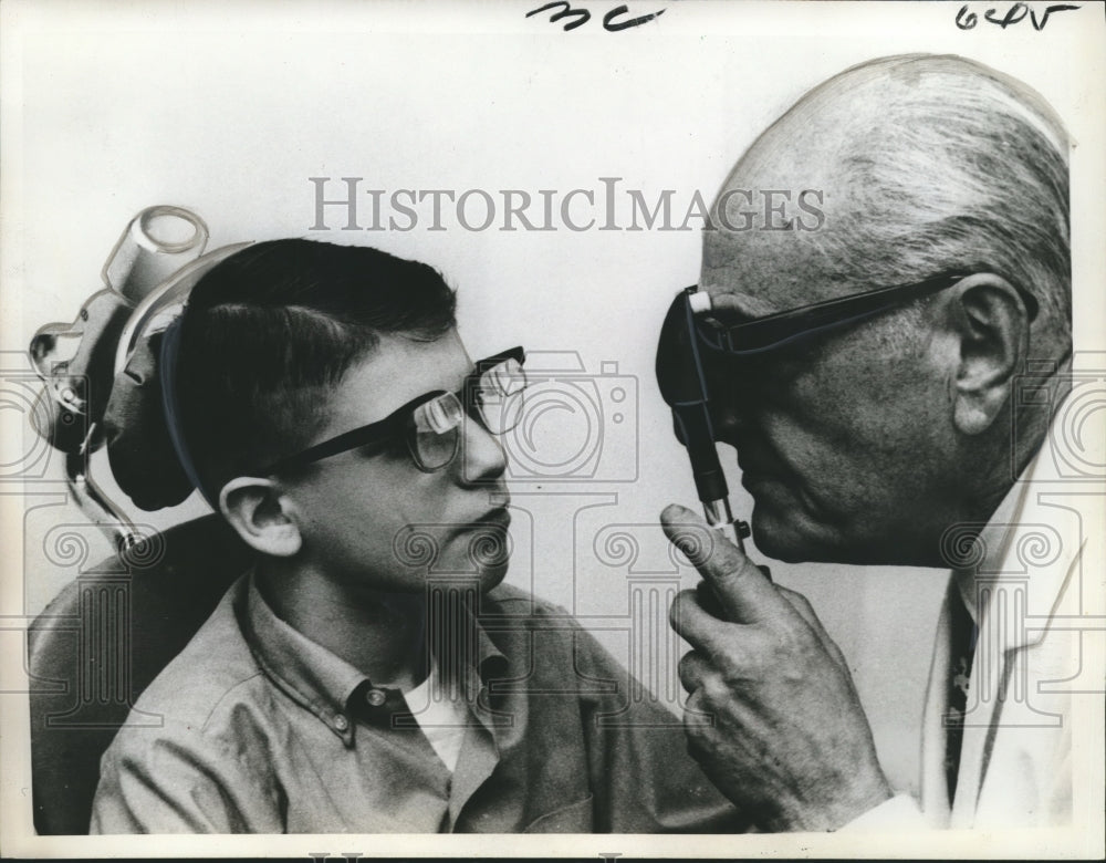 1970 Press Photo Russell Strayer with Glasses that Doctor William Feinbloom Made- Historic Images