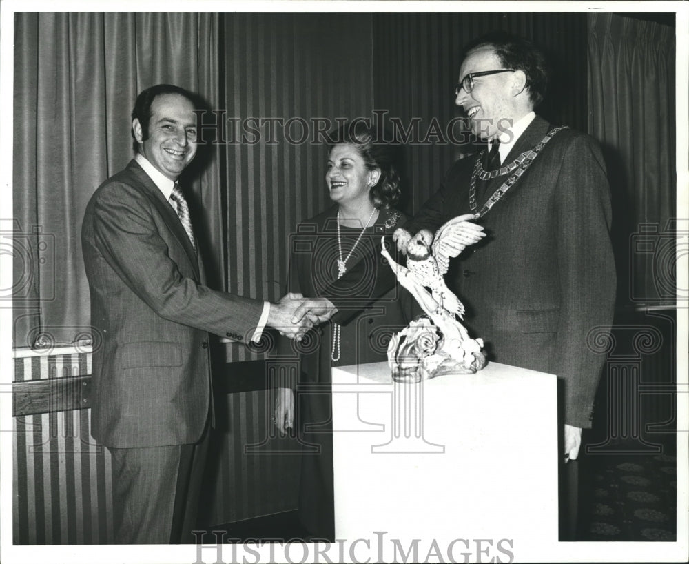  Press Photo Mrs. Edward Marshall Boehm at The Manheim Galleries New Orleans- Historic Images